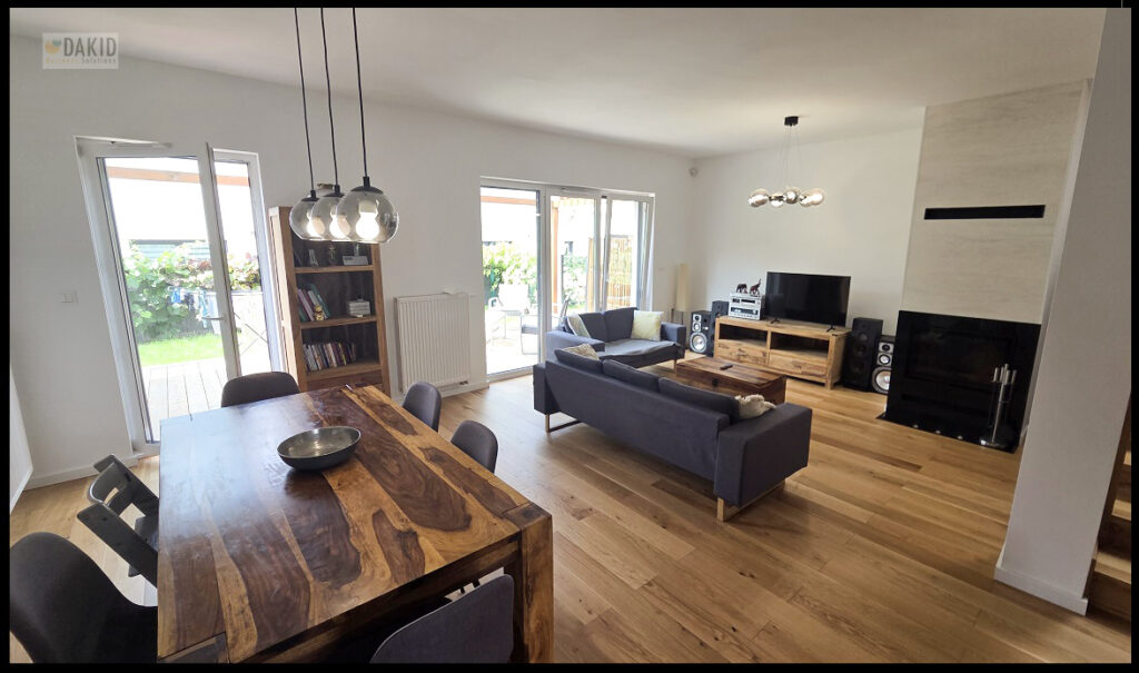 nowoczesny bliźniak - salon z dębową podłogą